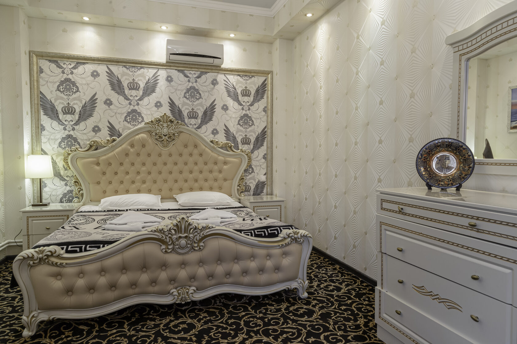 Интерьер Woods Royal: минималистичный номер с теплой подсветкой